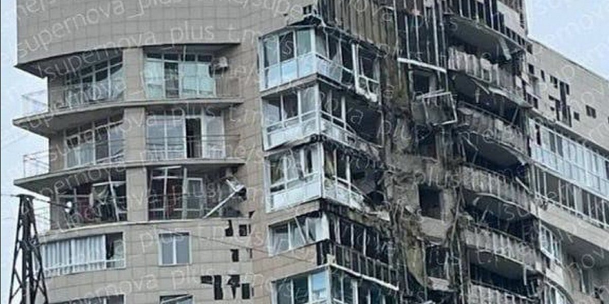 «У автобуса выбило стекла от взрывной волны»: в Перми дроны повредили многоэтажку, погиб человек «У автобуса выбило стекла от взрывной волны»: в Перми дроны повредили многоэтажку, погиб человек