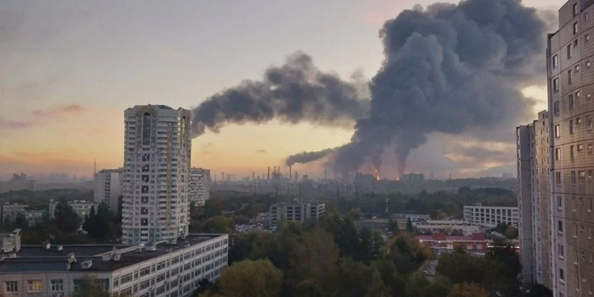 Массированная атака БПЛА на Москву и Подмосковье: погибли два человека, поврежден МНПЗ, сбиты сотни дронов (ВИДЕО) Массированная атака БПЛА на Москву и Подмосковье: погибли два человека, поврежден МНПЗ, сбиты сотни дронов (ВИДЕО)