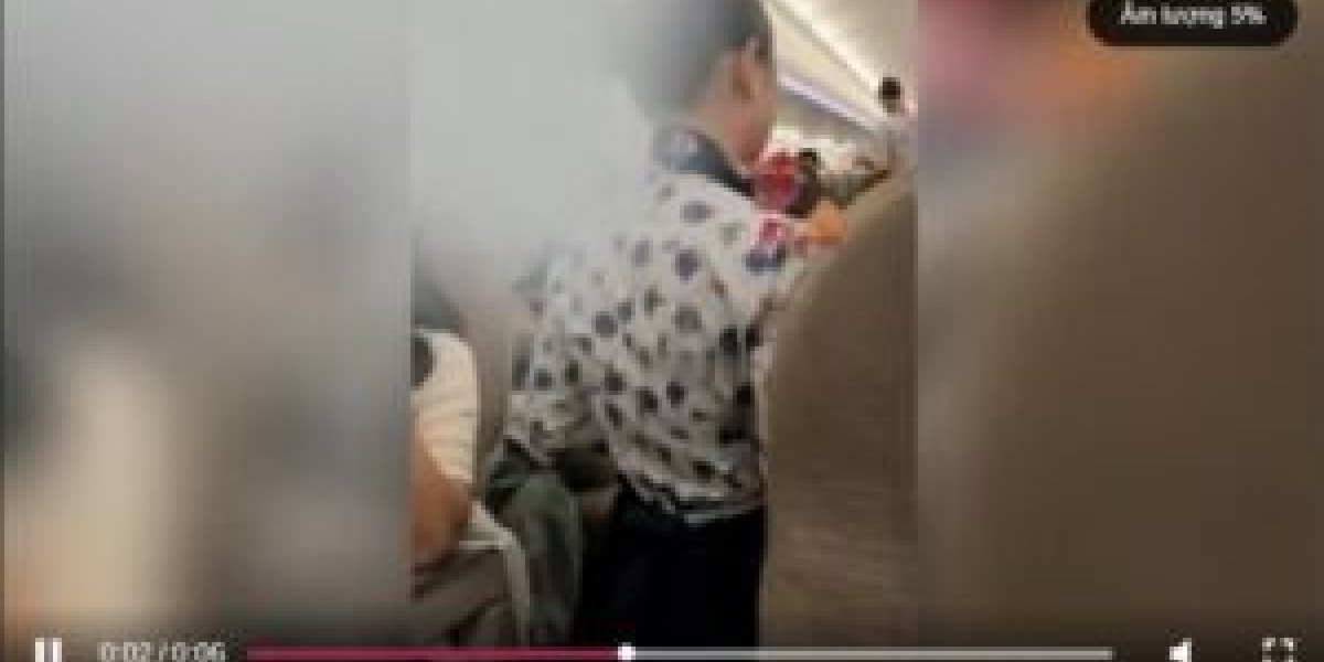 Сеть &laquo;взорвало&raquo; видео из самолёта: бортпроводница встала на колени перед пассажиром после раздачи напитков (ФОТО)