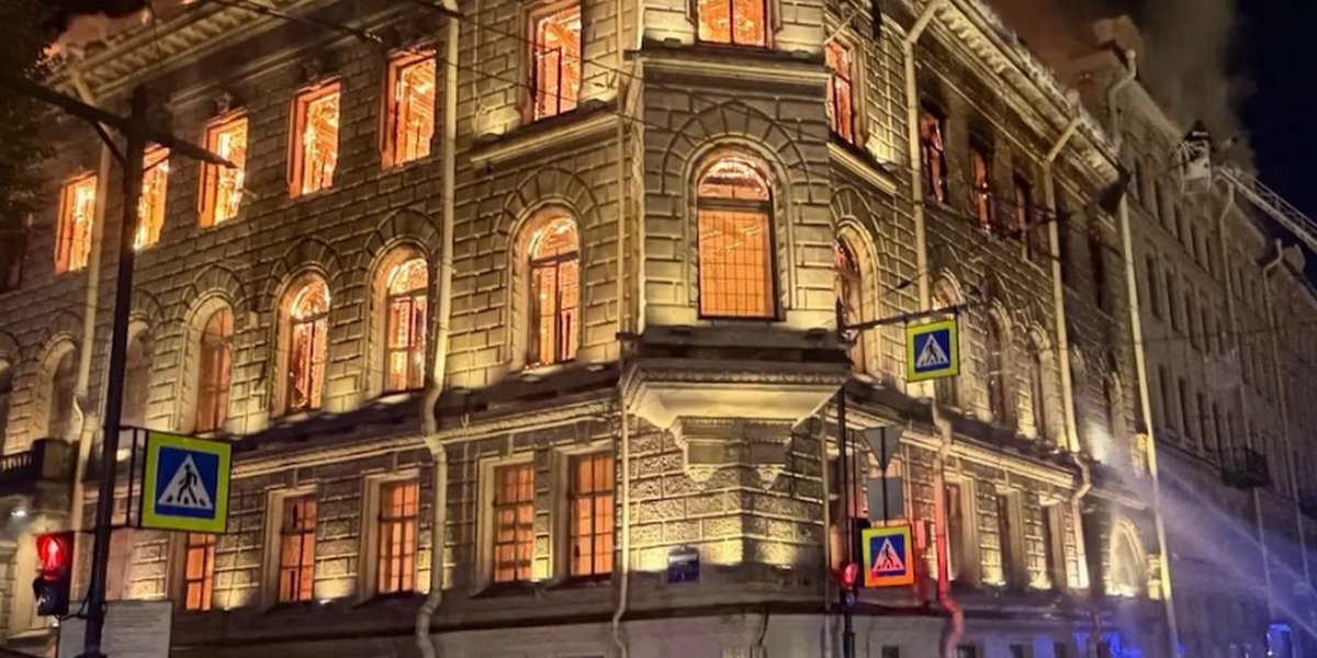 «Это похоже на поджог»: в центре Петербурга полностью выгорел особняк Миллера (ВИДЕО) «Это похоже на поджог»: в центре Петербурга полностью выгорел особняк Миллера (ВИДЕО)