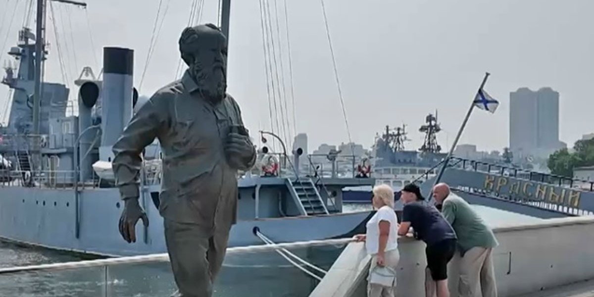 Во Владивостоке демонтировали памятник Солженицыну Во Владивостоке демонтировали памятник Солженицыну