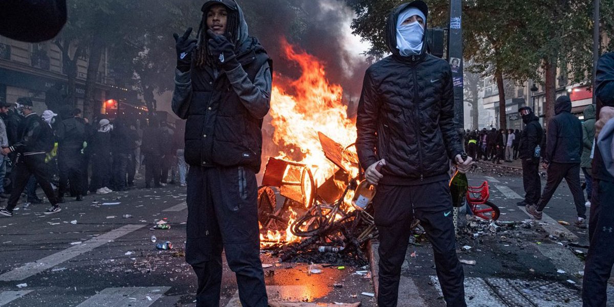 &laquo;Макрон, уходи!&raquo;: во Франции полмиллиона человек вышли на протесты, улицы охватили погромы (ВИДЕО)