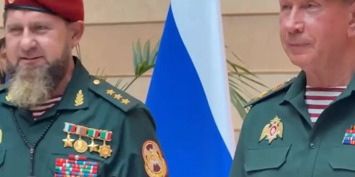 Глава Росгвардии вручил Рамзану Кадырову погоны генерала армии и краповый берет (ВИДЕО) Глава Росгвардии вручил Рамзану Кадырову погоны генерала армии и краповый берет (ВИДЕО)