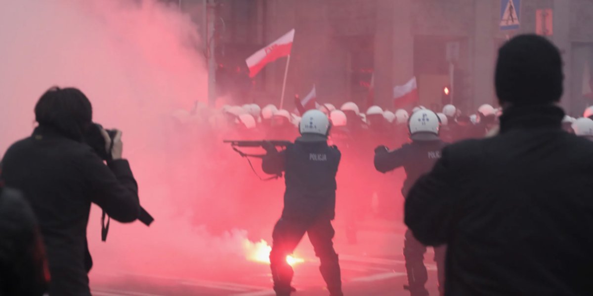 «Госпереворот в Польше»: президент Навроцкий прорвался в Конституционный трибунал после стычки с судьями (ВИДЕО) «Госпереворот в Польше»: президент Навроцкий прорвался в Конституционный трибунал после стычки с судьями (ВИДЕО)