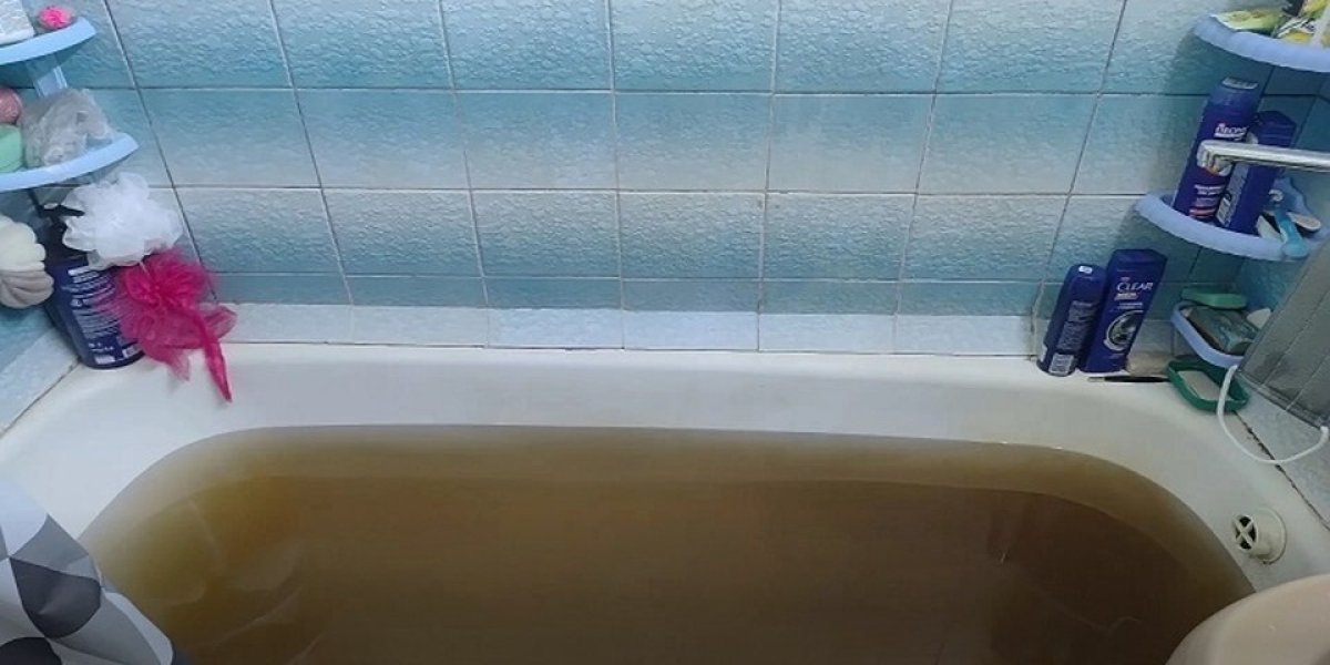 Грязная вода из крана в Ярославле: жители дома на Моторостроителей месяц не могут помыться — как добиться проверки и перерасчёта Грязная вода из крана в Ярославле: жители дома на Моторостроителей месяц не могут помыться — как добиться проверки и перерасчёта