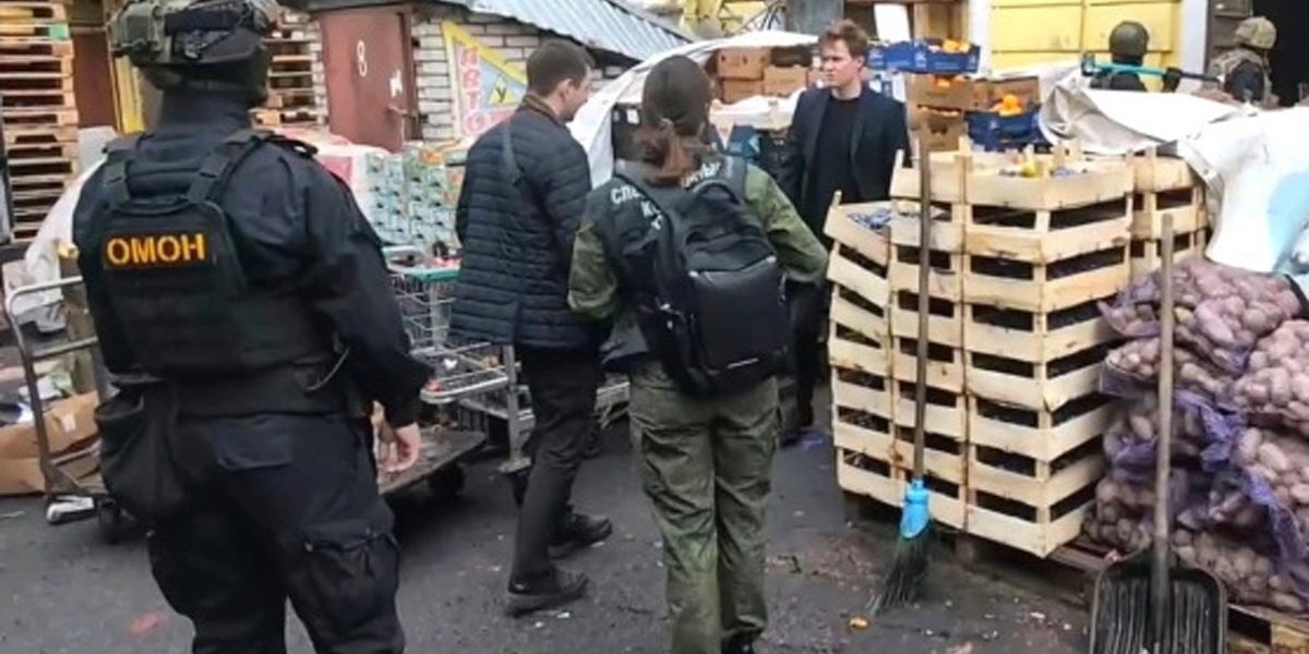 В Петербурге спецназ оцепил Сенной рынок во время пятничной молитвы: рейд попал на видео (ВИДЕО) В Петербурге спецназ оцепил Сенной рынок во время пятничной молитвы: рейд попал на видео (ВИДЕО)