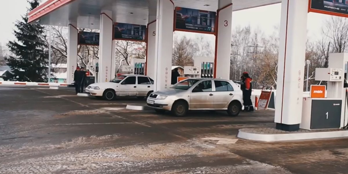 Бензин подешевел сразу в 27 регионах России: где цены упали сильнее всего