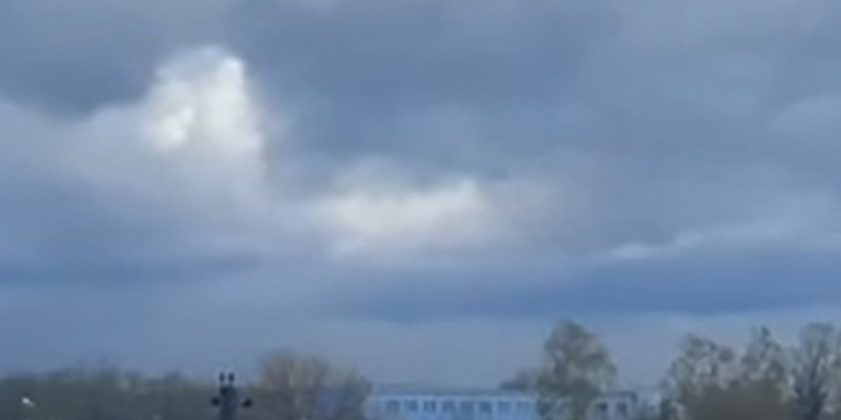 Жители Саратова услышали в небе громкие странные звуки Жители Саратова услышали в небе громкие странные звуки