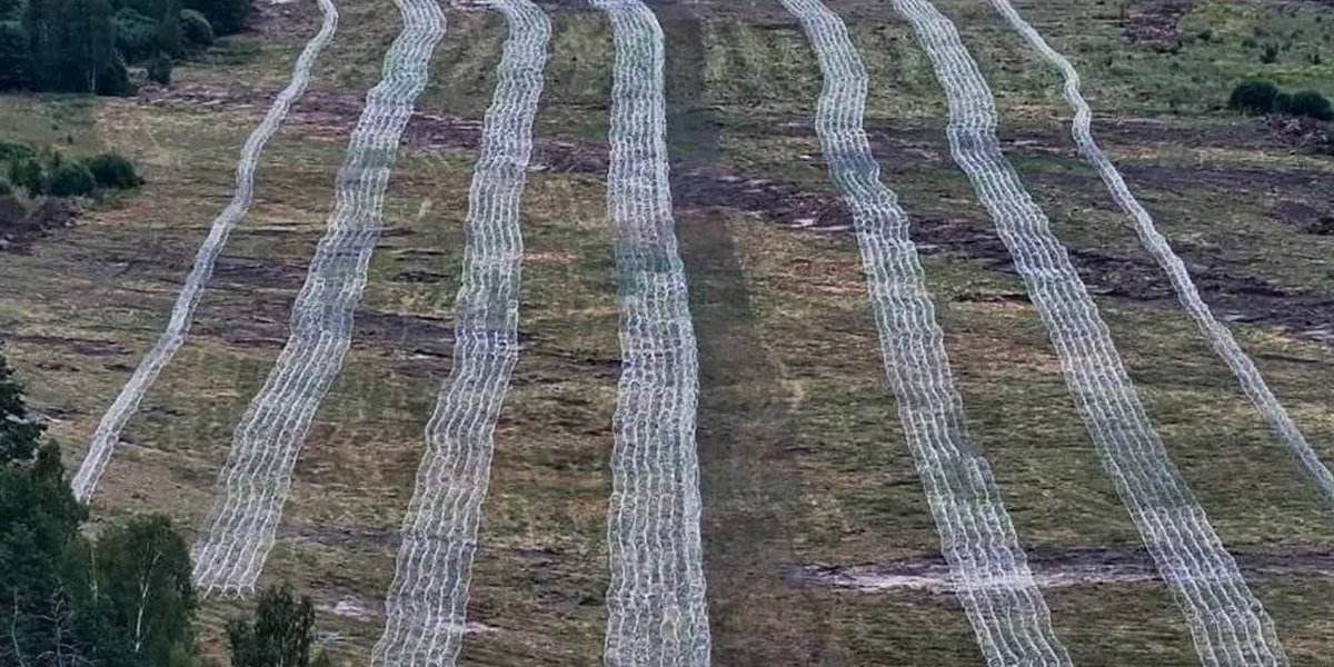 «35 рядов колючей проволоки»: Украина начала строить оборонительные заграждения на севере Киевской области (ФОТО) «35 рядов колючей проволоки»: Украина начала строить оборонительные заграждения на севере Киевской области (ФОТО)